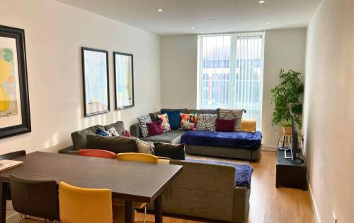 ブラックネルにあるBracknell RWH Stunning Two Bedroom Apartmentのソファとテーブルのあるリビングルーム