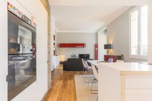 Il comprend une cuisine et un salon avec un comptoir et une cuisinière. dans l'établissement Appartement 2 chambres à 15 mn de la mer, à Nice