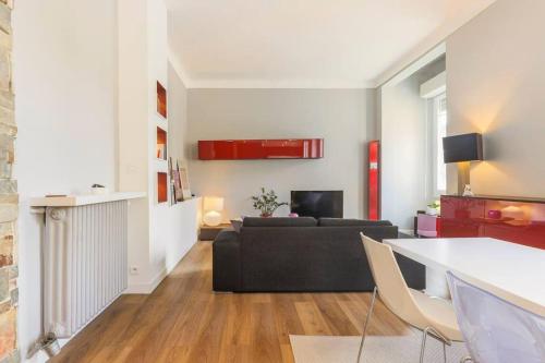 un salon avec un canapé et une table dans l'établissement Appartement 2 chambres à 15 mn de la mer, à Nice