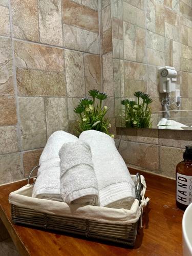 a bunch of towels on a basket in a bathroom at Apartamento en el Corazón de Boquete in Boquete