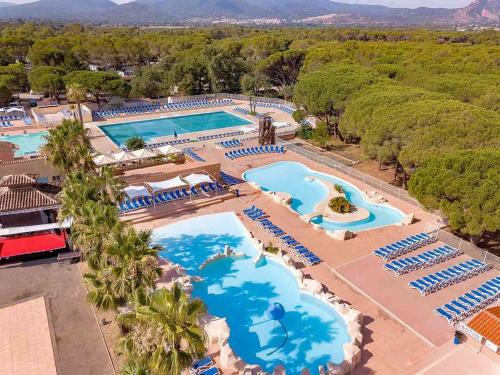 - une vue de tête sur un complexe avec 2 piscines dans l'établissement Le Standing chalet spacieux camping 5 étoiles Provence, à Puget-sur Argens