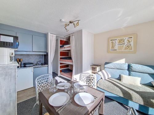 un salon avec un canapé et une table et une cuisine dans l'établissement Studio au pied des pistes avec balcon – 3 pers. – Près des commodités – Non-fumeur - FR-1-344-952, aux Menuires