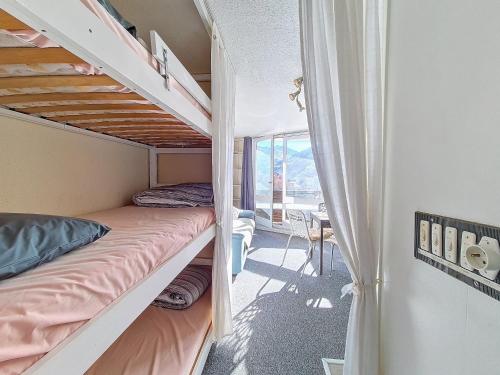 Il comprend une petite chambre avec des lits superposés et un balcon. dans l'établissement Studio au pied des pistes avec balcon – 3 pers. – Près des commodités – Non-fumeur - FR-1-344-952, aux Menuires