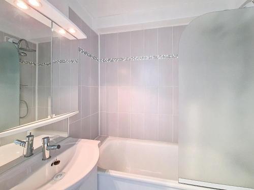 une salle de bain avec un lavabo et une baignoire dans l'établissement Studio au pied des pistes avec balcon – 3 pers. – Près des commodités – Non-fumeur - FR-1-344-952, aux Menuires
