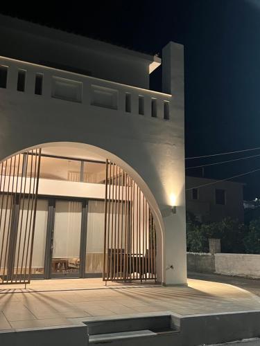a building with an archway in front of it at night at Evas Urban loft 1 CLOSE TO PYTHAGOREIO in Chóra
