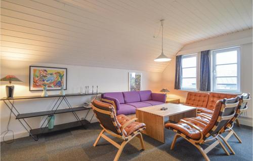 Una sala de estar con un sofá y sillas morados. en Lejlighed 28, en Rømø Kirkeby