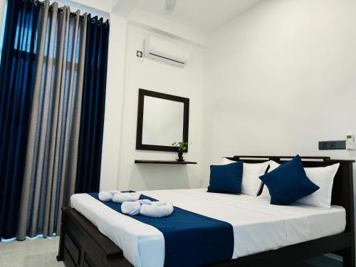 Un dormitorio con una cama grande con toallas. en Villa Nadeeshani, en Hikkaduwa