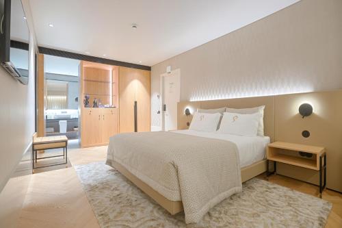 Postel nebo postele na pokoji v ubytování Palatial Suites