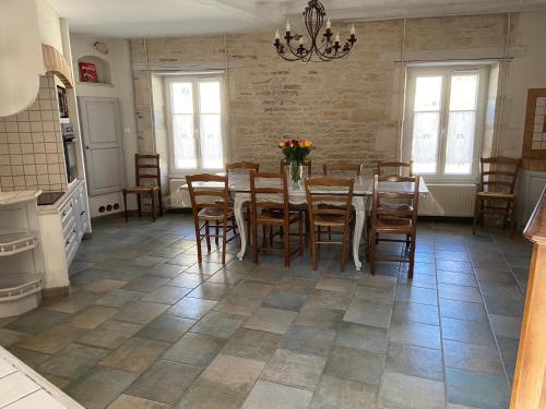 une cuisine et une salle à manger avec une table et des chaises dans l'établissement Domaine De L'Angélique, à Arçais
