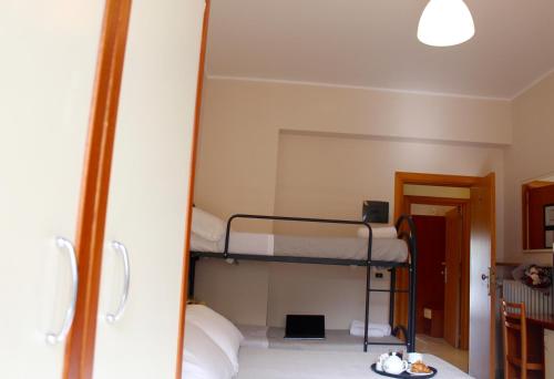 Ένα ή περισσότερα κρεβάτια σε δωμάτιο στο Blue Hotel