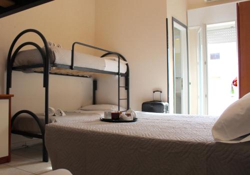 Ένα ή περισσότερα κρεβάτια σε δωμάτιο στο Blue Hotel