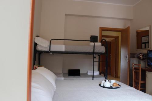 Ένα ή περισσότερα κρεβάτια σε δωμάτιο στο Blue Hotel