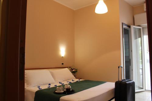 Ένα ή περισσότερα κρεβάτια σε δωμάτιο στο Blue Hotel