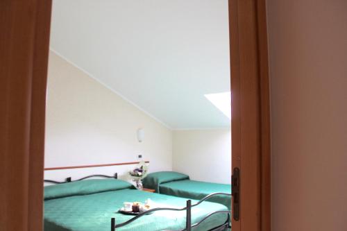 Ένα ή περισσότερα κρεβάτια σε δωμάτιο στο Blue Hotel