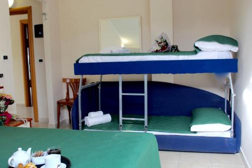 Ένα ή περισσότερα κρεβάτια σε δωμάτιο στο Blue Hotel