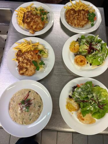 un grupo de platos de comida sobre una mesa en Georgies wooden homes stay, en Goa