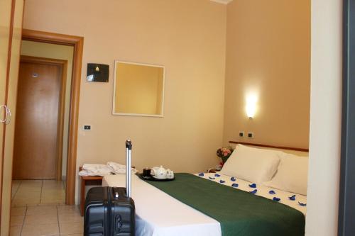 Ένα ή περισσότερα κρεβάτια σε δωμάτιο στο Blue Hotel