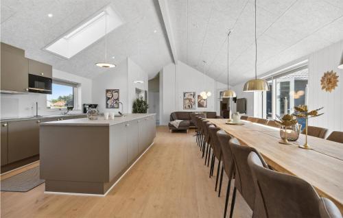 Η κουζίνα ή μικρή κουζίνα στο Beautiful Home In Rømø With Sauna