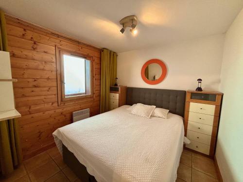 une chambre avec un lit blanc et une fenêtre dans l'établissement Les Menuires - 2 Pcs Cabine - 4/5 Pers - Wifi - Animaux admis - FR-1-452-256, aux Menuires