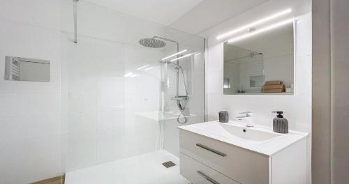 une salle de bain blanche avec une douche et un lavabo dans l'établissement Hippocampe - Studio - 100m Croisette - Climatisé - Centre, à Cannes