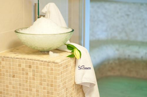 a bowl of flour sitting on top of a towel at Bagińscy Spa in Pobierowo