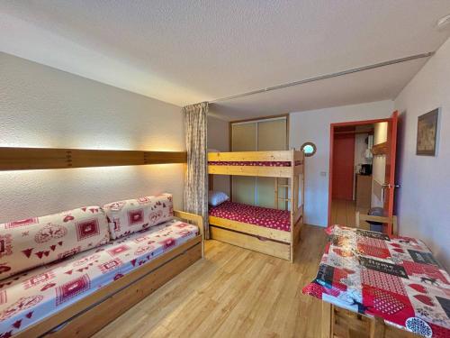 une chambre avec deux lits superposés dans une pièce dans l'établissement Studio skis aux pieds, 4 pers, balcon sud, cœur des Menuires - FR-1-452-185, aux Menuires