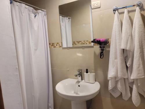 Kylpyhuone majoituspaikassa small apartment