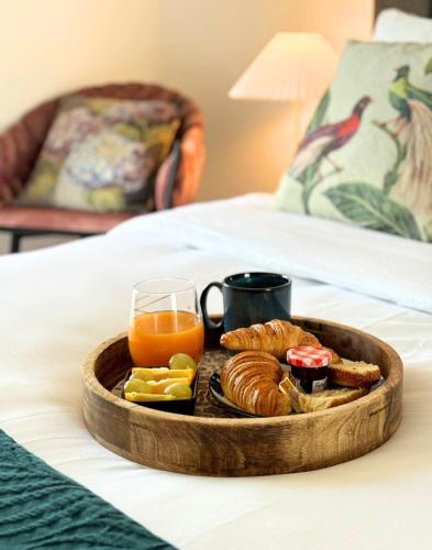- un plateau de produits pour le petit-déjeuner et un verre de jus d'orange dans l'établissement Charmant T2 à 10 min de Cannes, au Cannet