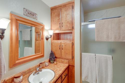 Ένα μπάνιο στο Quiet Cabin with Deck Near Lake Almanor!