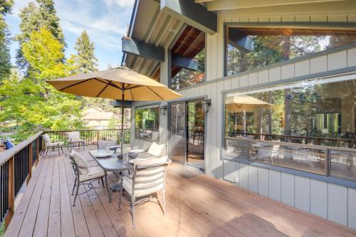 Μπαλκόνι ή βεράντα στο Quiet Cabin with Deck Near Lake Almanor!