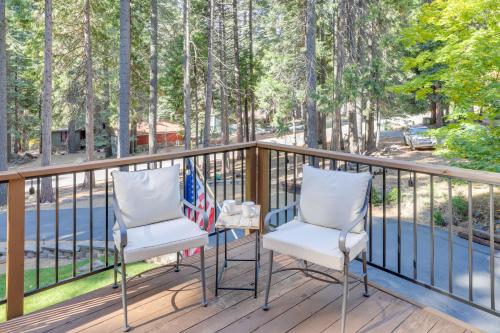 Μπαλκόνι ή βεράντα στο Quiet Cabin with Deck Near Lake Almanor!