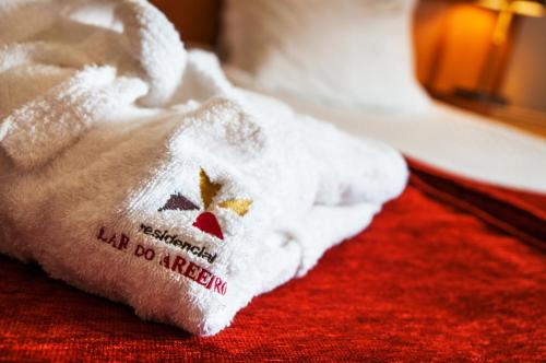 a white towel with the words all do meyer on it at Residencial do Areeiro in Lisbon