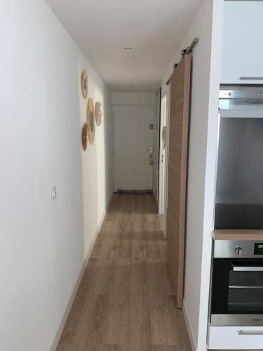 un couloir vide d'une chambre avec une cuisine et un couloir dans l'établissement Appartement T2 à Sanary-sur-Mer, à Sanary-sur-Mer