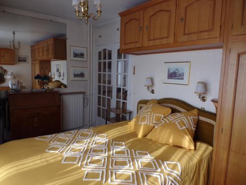 - une chambre dotée d'un grand lit avec des draps en or dans l'établissement Sweet Home Panoramique Sacré Coeur, à Paris