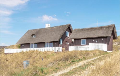 ein Haus auf einem Hügel in der Unterkunft Holiday Home Hvide Sande 32 in Havrvig