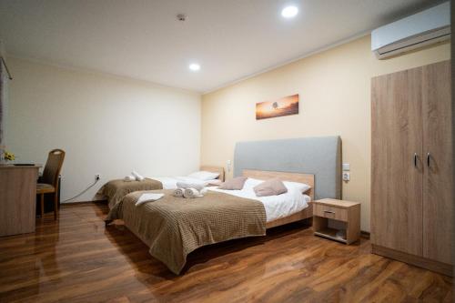 a bedroom with two beds in a room at Pensiunea Hanul Huniazilor HD in Hunedoara