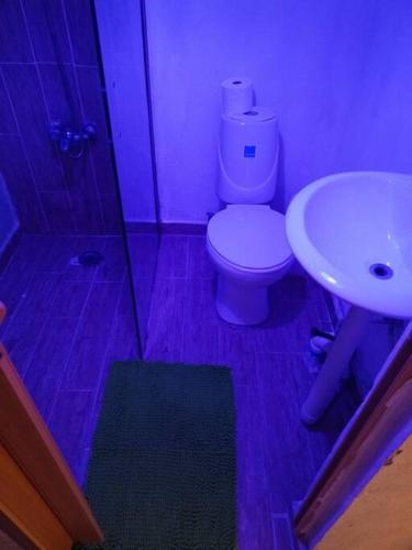 Ένα μπάνιο στο Acogedor apartamento entero