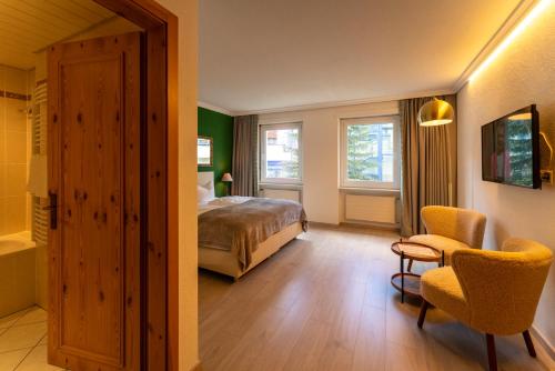 Postel nebo postele na pokoji v ubytování Hotel Europa Suites St Moritz