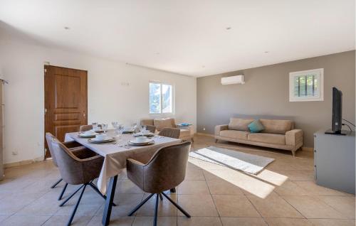 un salon avec une table avec des chaises et un canapé dans l'établissement Gorgeous Apartment In Le Luc With Wifi, au Luc
