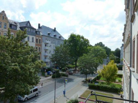 vista su una strada in una città con edifici di Ferienwohnung Chemnitz Kaßberg II a Chemnitz