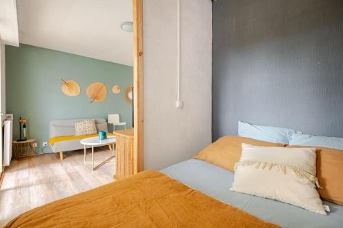 une chambre avec un lit et un bureau avec une chaise dans l'établissement Studio ensoleillé port Bassin d'Arcachon, à Arcachon