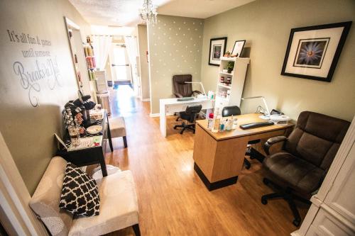 a living room with a desk and a chair at Mountain Loft Resort - Lake Lure, NC in Lake Lure