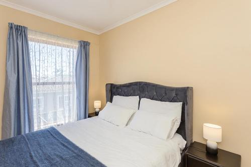 Ένα ή περισσότερα κρεβάτια σε δωμάτιο στο Secured 3-Bedroom Townhouse