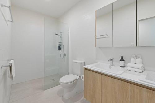 Koupelna v ubytování City Oasis Brand New 4BR with Parking and Steps to Shops