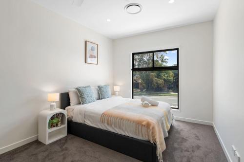 Ένα ή περισσότερα κρεβάτια σε δωμάτιο στο Modern Brand New House near Mall Park with 2Parking