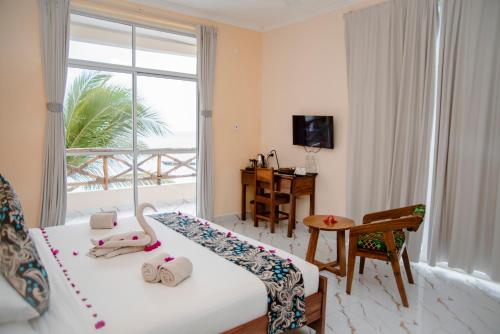 Postel nebo postele na pokoji v ubytování Double A Nungwi Beach Hotel