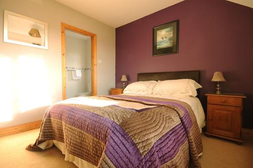 Llit o llits en una habitació de Sneem River Lodge Bed & Breakfast