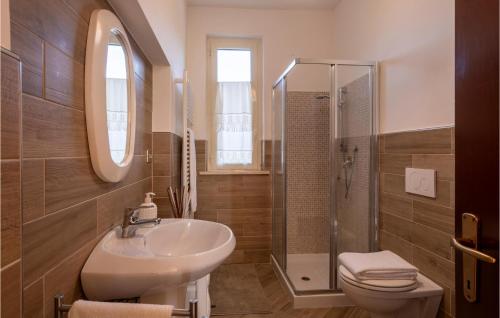 Bilik mandi di Lovely Home In Roseto Degli Abruzzi