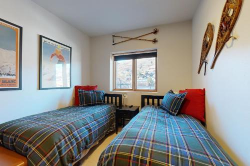 ein Schlafzimmer mit zwei Betten und einem Fenster in der Unterkunft Ontario Haven in Park City