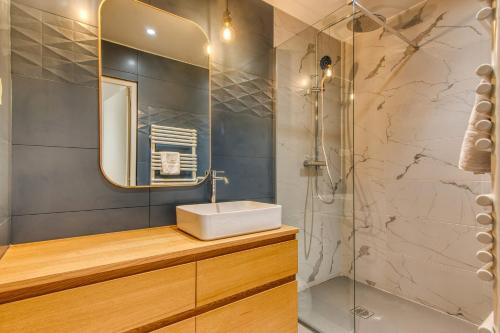 une salle de bain avec un lavabo et une douche dans l'établissement L'Horizon - Climatisé - T2 proche Hôpital Lyon Sud et métro, à Saint-Genis-Laval